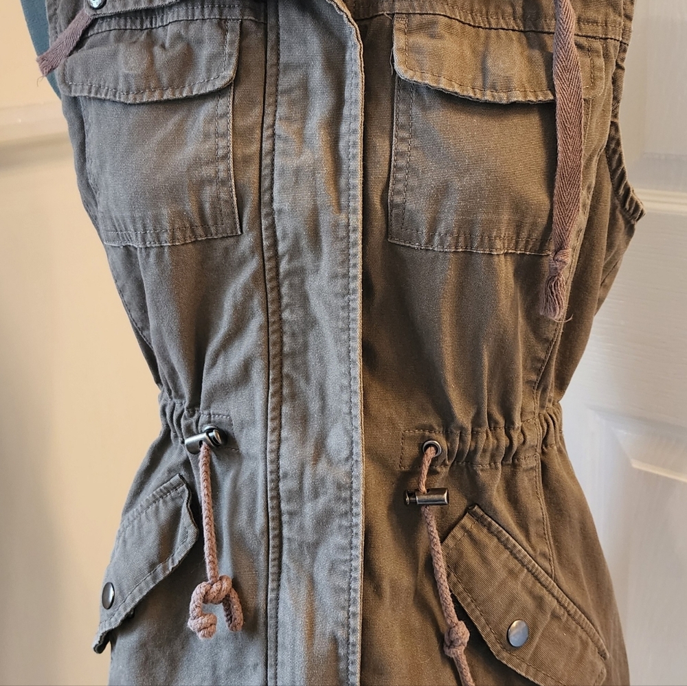 Sebby green cargo vest. Petite SM